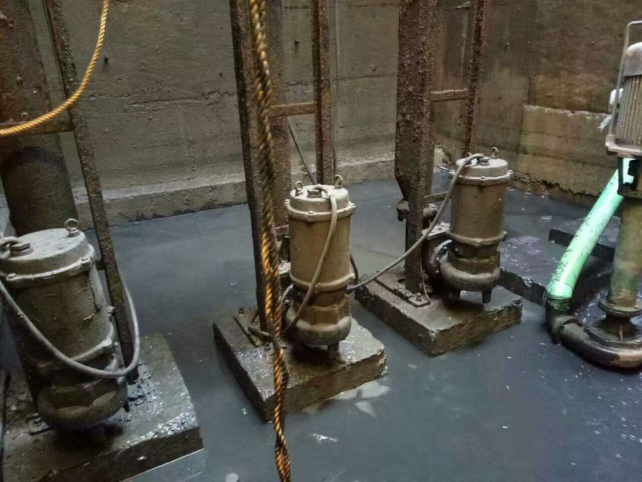 石棉污水池清理