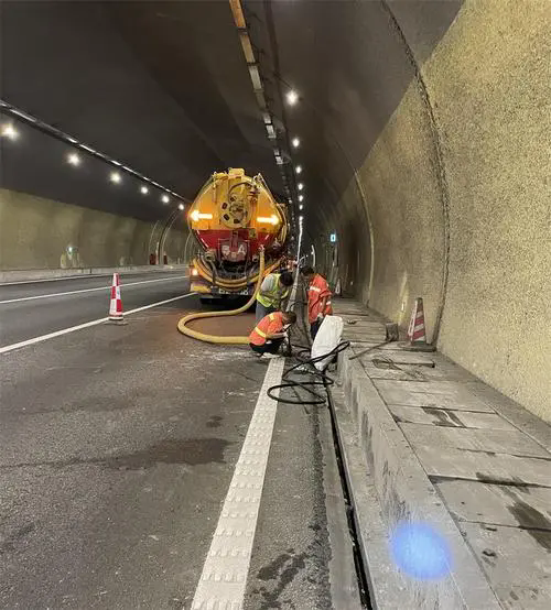 石棉隧道排水渠清淤